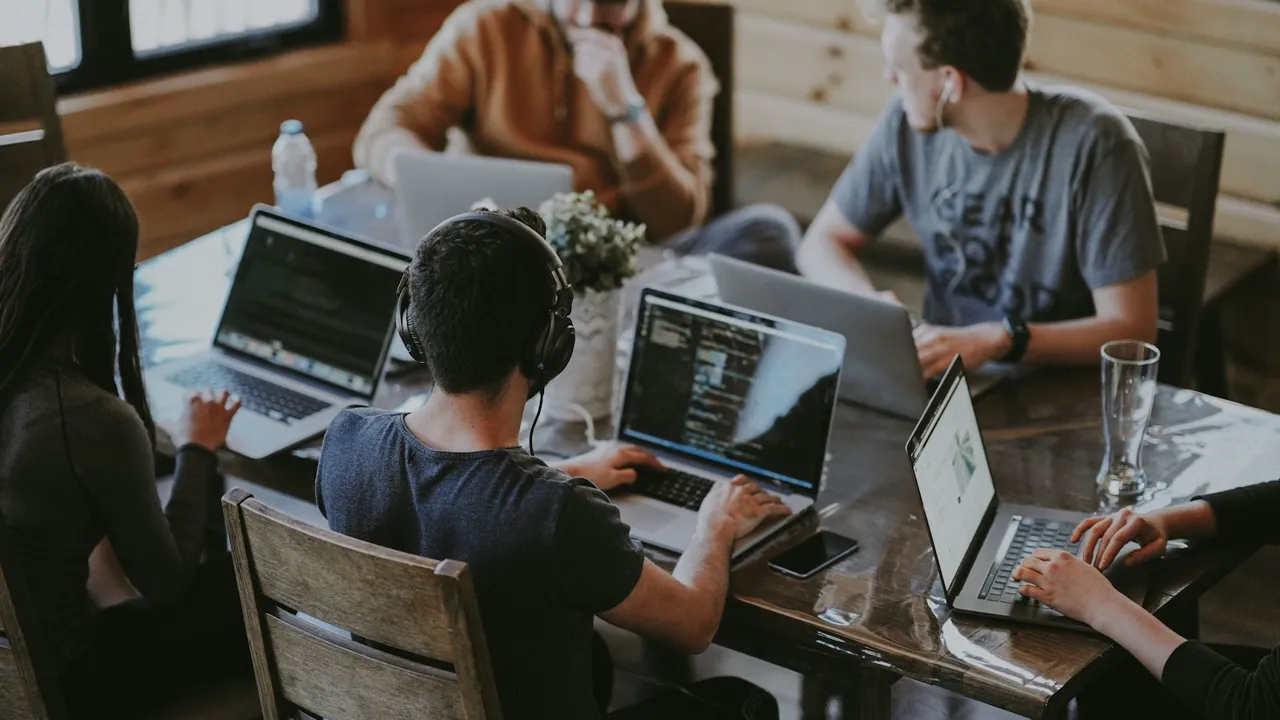L'équipe et les membres du bureau réunis en concertation